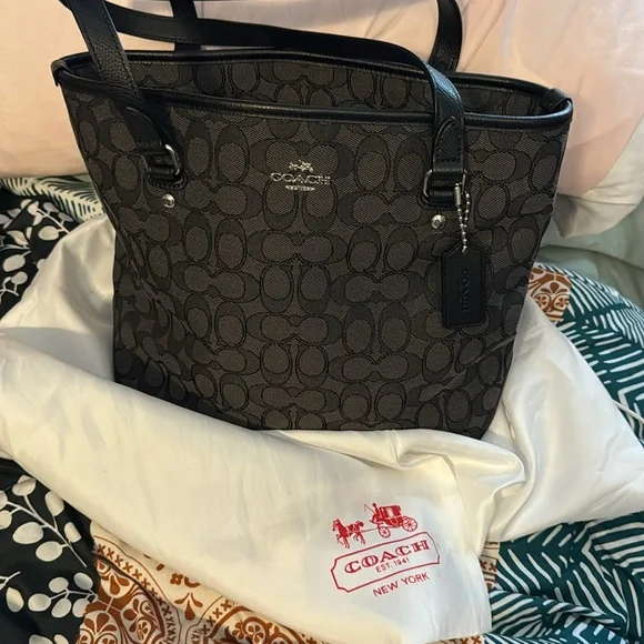 AUTHENTIC COACH PURSE EXCELLENT CONDITION